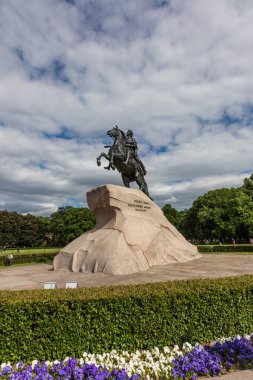 Anıt büyük bir büyük granit kaide üzerinde Peter. St. Petersburg. Rusya.