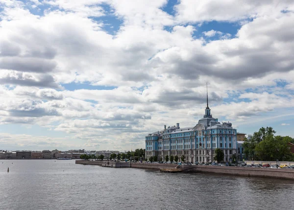 Vista panorâmica do rio Neva, Academia Naval de Nakhimov. São Petersburgo. Rússia . — Fotografia de Stock