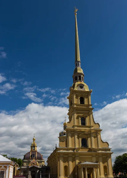 La célèbre cathédrale Pierre et Paul sur le territoire de la forteresse Pierre et Paul. Saint-Pétersbourg. Russie . — Photo