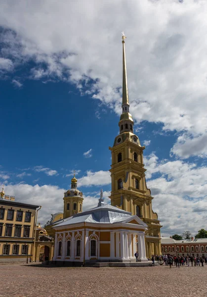 La famosa Catedral de Pedro y Pablo en el territorio de la fortaleza de Pedro y Pablo. San Petersburgo. Rusia . — Foto de Stock
