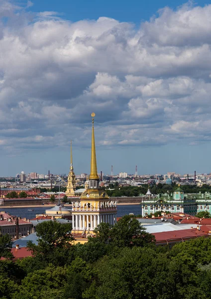 Vista della guglia dell'Ammiragliato nel centro di San Pietroburgo. Russia . — Foto Stock