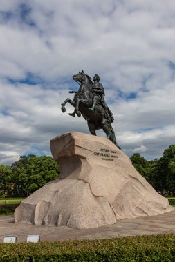 Anıt büyük bir büyük granit kaide üzerinde Peter. St. Petersburg. Rusya.