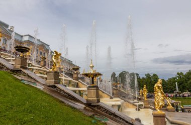 Çeşmeler ve Peterhof Palace Grand çağlayan heykelleri. Rusya.