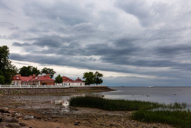 Eski manor dramatik thunderclouds altında Finlandiya Körfezi kıyısında. Peterhof. Rusya.