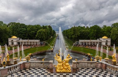 Çeşmeler ve Peterhof Palace Grand çağlayan heykelleri. Rusya.