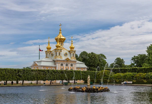 Edifício eclesiástico do Grande Palácio Peterhof. Rússia . — Fotografia de Stock