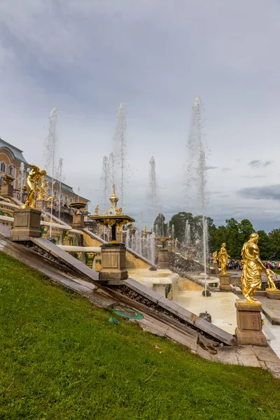 Brunnen und Skulpturen der großen Kaskade des Peterhofschlosses. Russland. — Stockfoto