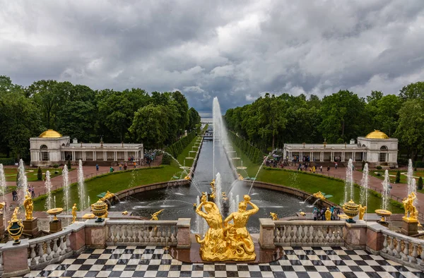 Brunnen und Skulpturen der großen Kaskade des Peterhofschlosses. Russland. — Stockfoto