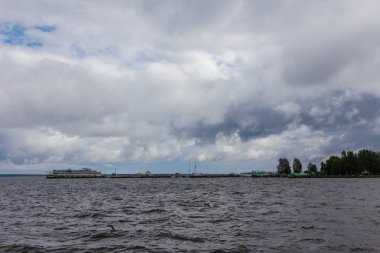 Petrozavodsk Karelya, Onega Gölü üzerinde iskeleye demirlemiş riverboat seyir. Rusya