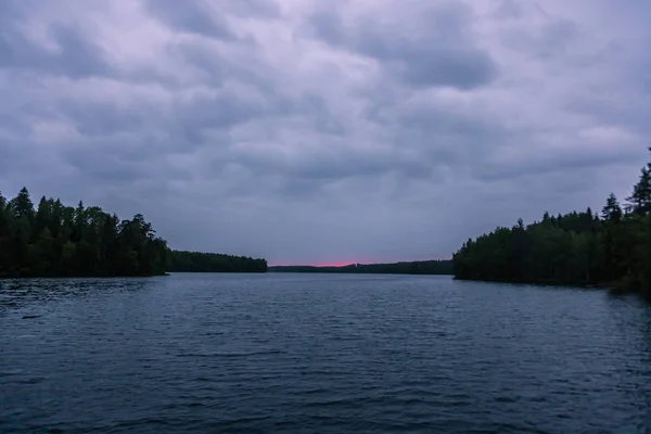 마지막 태양 광선에는 카렐리야에서 작은 숲의 호수에 저녁에 늦게. 러시아 — 스톡 사진