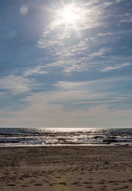 Kaliningrad bölgesinde Yantarny kasabasında bir kumlu plajda günbatımı, Rusya