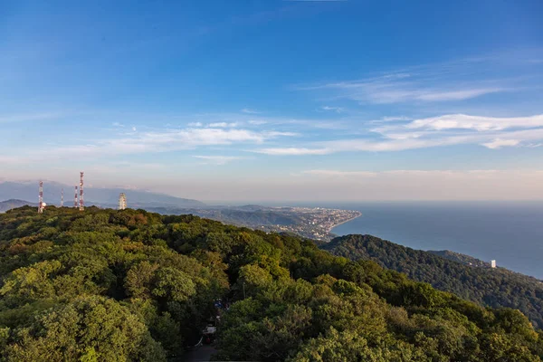 Vista della costa del Mar Nero dalla torre di osservazione dal Monte Akhun a Sochi, Russia — Foto Stock