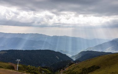 Gök gürültüsü bulutları ve güneş ışınları ile dramatik gökyüzü onları nüfuz, Krasnodar bölgesi, Rusya