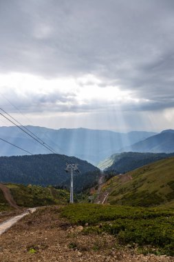 Gök gürültüsü bulutları ve güneş ışınları ile dramatik gökyüzü onları nüfuz, Krasnodar bölgesi, Rusya