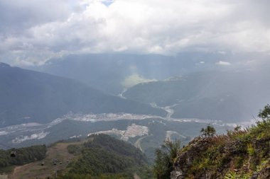 Gök gürültüsü ve nehir üzerinde sis ile dramatik gökyüzü Mzymta Vadisi, Krasnodar bölgesi, Rusya
