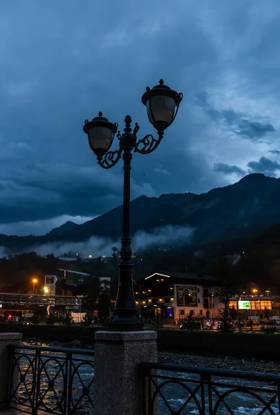 Lanterna metallica sulla strada sullo sfondo delle montagne del Caucaso a tarda sera — Foto Stock