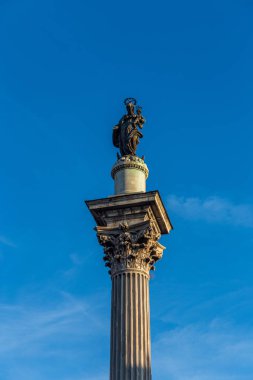 Madonna ve çocuk heykeli bir sütunda, Roma, İtalya
