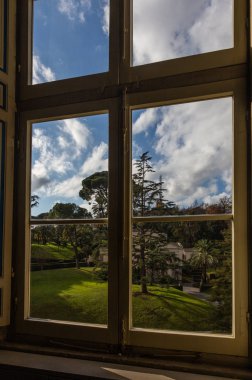 Doğal peyzaj arkasında kapalı bir pencere, Roma, İtalya