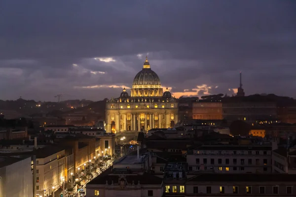 Vista aérea nocturna de la Basílica de San Pedro, Roma, Italia — Foto de Stock
