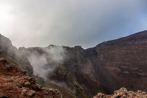 Fascinating and dangerous journey around the edge of the volcano Mount Vesuvius — Stock Photo, Image