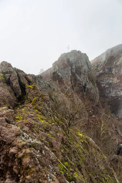 Fascinante y peligroso viaje alrededor del borde del volcán Monte Vesubio — Foto de Stock