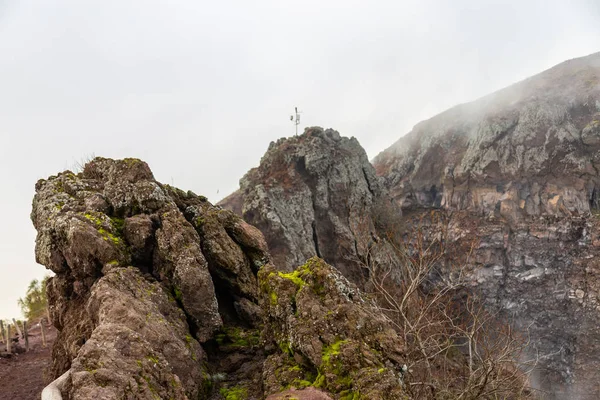 Fascinante y peligroso viaje alrededor del borde del volcán Monte Vesubio — Foto de Stock
