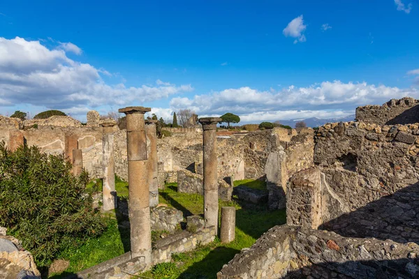 A fascinating journey through the ruins of the ancient city of Pompeii , Italy — Stock Photo, Image