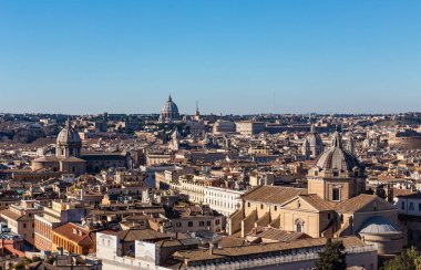 Roma, Italya 'da ebedi şehrin kubbe ve çatıları ile yüksekliklerden panoramik görüş