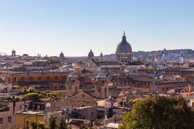 Roma, Italya 'da ebedi şehrin kubbe ve çatıları ile yüksekliklerden panoramik görüş
