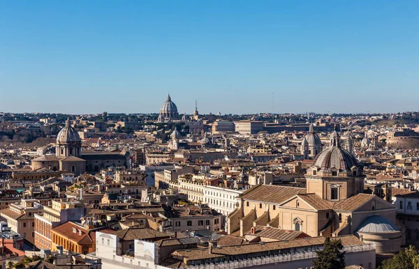 Roma, Italya 'da ebedi şehrin kubbe ve çatıları ile yüksekliklerden panoramik görüş