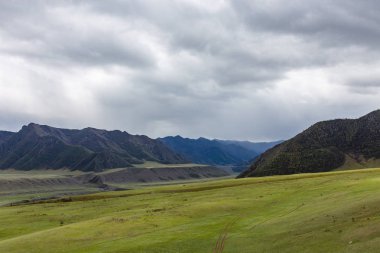 Altay, Rusya'da bozkır ve dağ zirveleri üzerinde gökyüzünde dramatik bulutlar