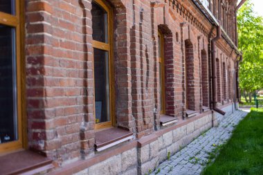 Novosibirsk, Rusya'da pencereleri olan eski bir tüccarevinin kırmızı tuğla duvar