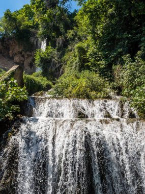 Edessa, Yunanistan şehrindeki şelaleler parkında büyüleyici ve ilginç bir yürüyüş