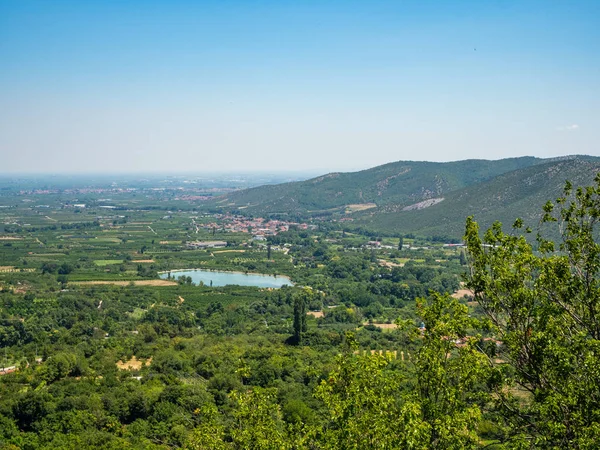 Vue sur la vallée et les villages autour de la ville d'Edessa, Grèce Image En Vente