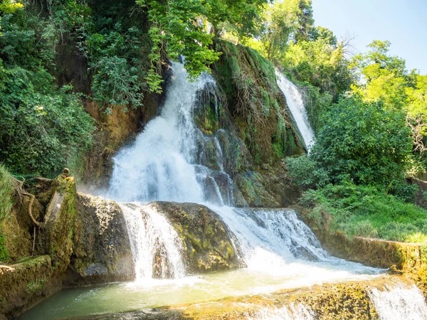 Promenade fascinante et intéressante à travers le parc des cascades dans la ville d'Edessa, Grèce Photos De Stock Libres De Droits