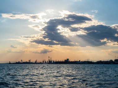 Selanik, Yunanistan'da liman üzerinde doğal gün batımı