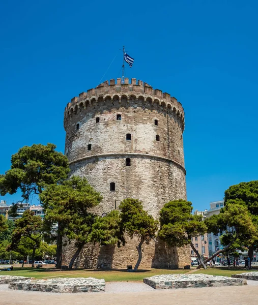 Знаменитая Белая башня, в которой расположен городской музей на набережной греческого города Салоники — стоковое фото