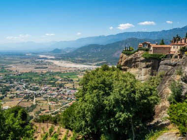 St. Stephen Manastırı'na, Kalambaka kasabasına ve Yunanistan'daki dağlara bakan güzel manzara 