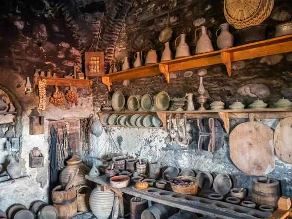 Ustensiles anciens sur la cuisine antique dans le monastère Megala Meteora dans la région Meteora, Grèce Images De Stock Libres De Droits