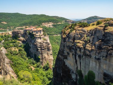 Yunanistan'ın Meteora bölgesindeki Megala Meteora manastırının ve çevresindeki dağların güzel manzarası 