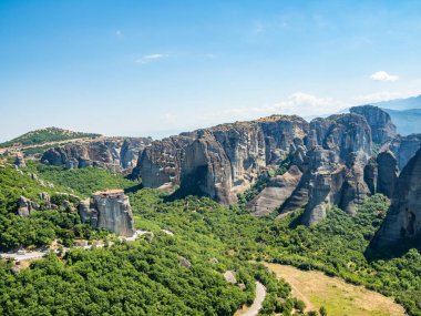 Meteora bölgesinde dağlarda kaya oluşumları arka plan karşı Rusan Manastırı, Yunanistan