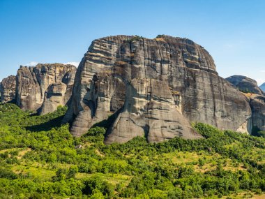 Pinyos nehri vadisinde Kalambaka kasabasına bakan güzel manzara ve Meteora bölgesinde dağlarda kaya oluşumları, Yunanistan