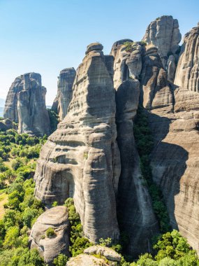 Yunanistan'ın Meteora bölgesindeki dağlardaki kaya oluşumlarına bakan güzel manzara