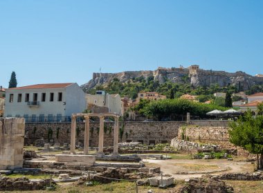 Atina, Yunanistan arka planda Akropolis ile Roma Agora'da antik yapı kalıntıları ve bir sütun kalıntıları