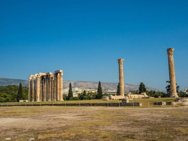 Atina'daki Zeus Olimpiyat Tapınağı'nın antik kalıntıları ve sütunlarının görünümü, Yunanistan