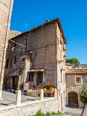 Tivoli, İtalya'da Gregoryen Köprüsü (Ponte Gregoriano) bölgesindeki eski sokaklar ve binalar