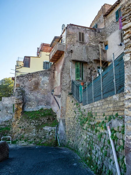 Old streets and buildings in the Gregorian Bridge ( Ponte Gregoriano ) area in Tivoli, Italy — Stock Photo, Image