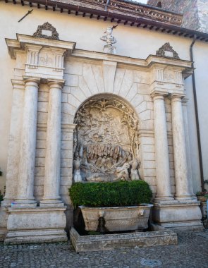 Tivoli, İtalya'nın merkezindeki Villa d'Este'deki antik duvar çeşmesi ile heykel kompozisyonu