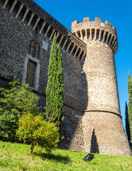 Древний замок с башнями Рокка Пиа в центре Тиволи, Италия — стоковое фото