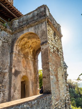 Tivoli Villa D'Este bahçesinde bir balkon ile Antik kemer, İtalya